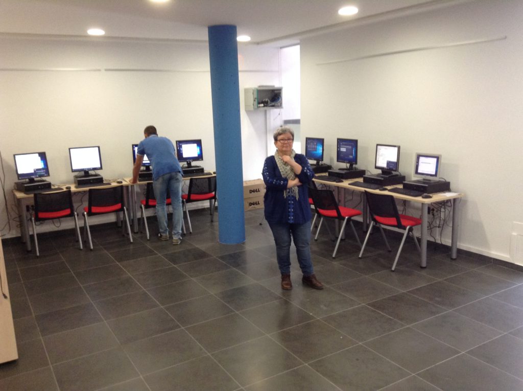la regidora de noves tecnologies, paulina calvo, a l'aula d'informàtica de palau-saverdera